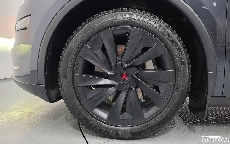 Tesla Model Y AWD 2025 — миниатюра 5