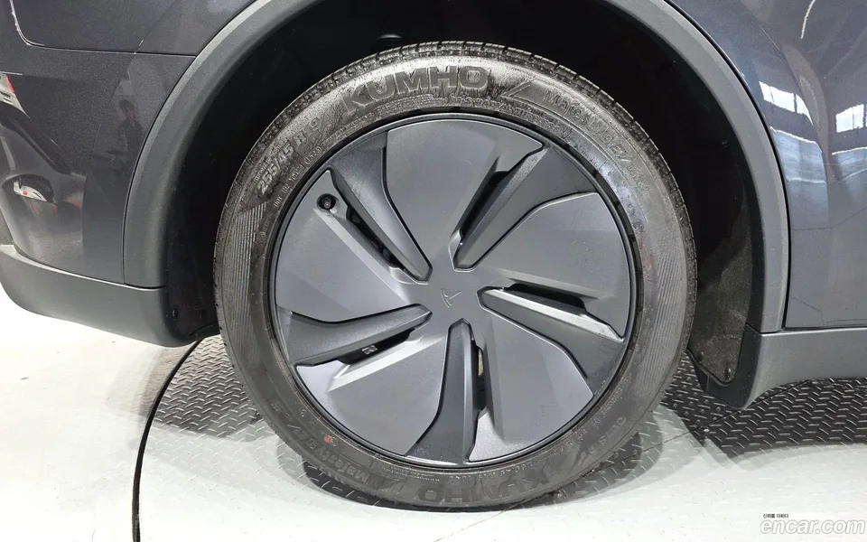 Tesla Model Y RWD 2025 — миниатюра 2
