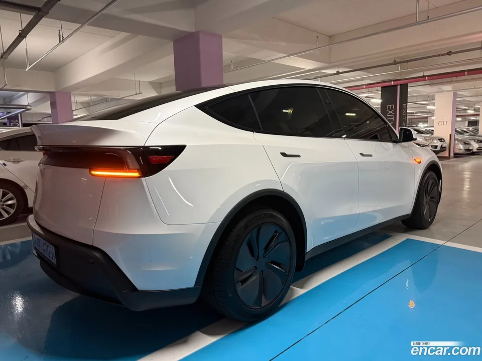 Tesla Model Y RWD 2026 — миниатюра 2