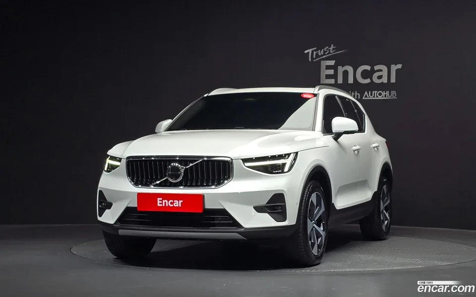 Volvo XC40 B4 2025 — миниатюра 3