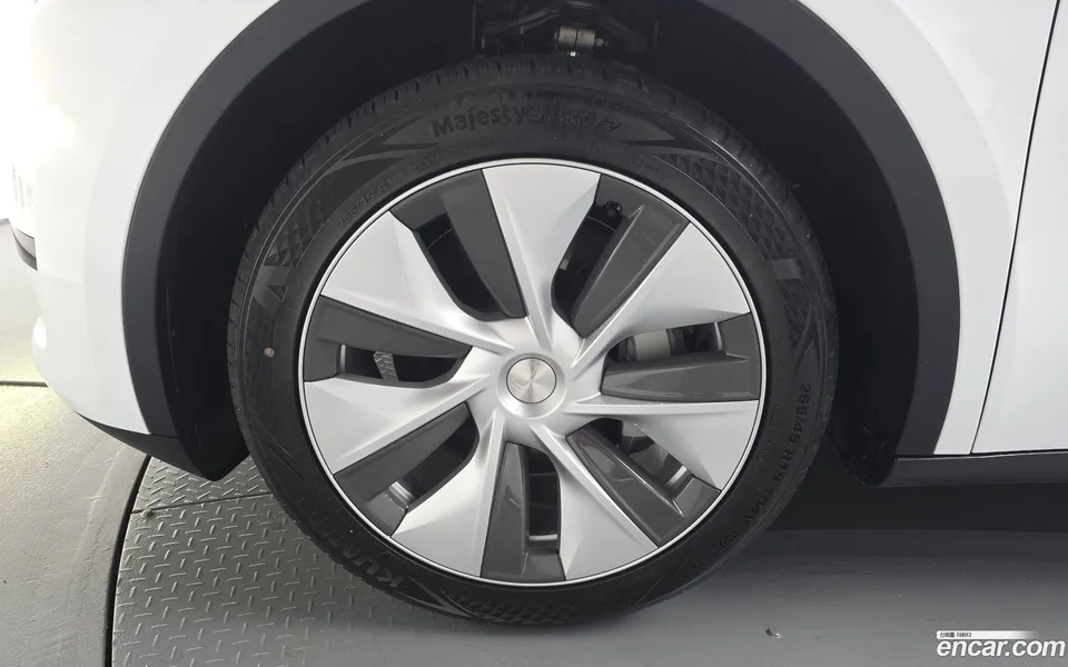 Tesla Model Y RWD 2024 — миниатюра 5