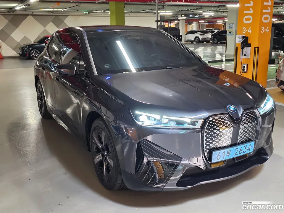 BMW iX xDrive50 2023 — миниатюра 3
