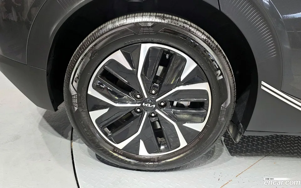 Kia EV6 2023 — миниатюра 2