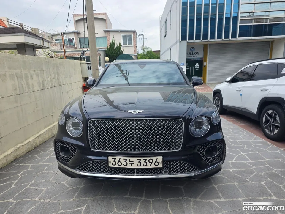 Bentley Bentayga 4.0 V8 2022 — фото 1, купить с доставкой в Москву