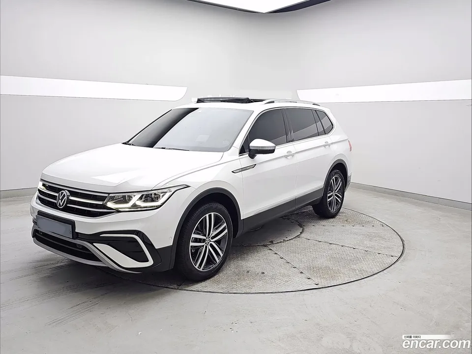 Volkswagen Tiguan Allspace 2.0 TSI 2023 — фото 1, купить с доставкой в Москву
