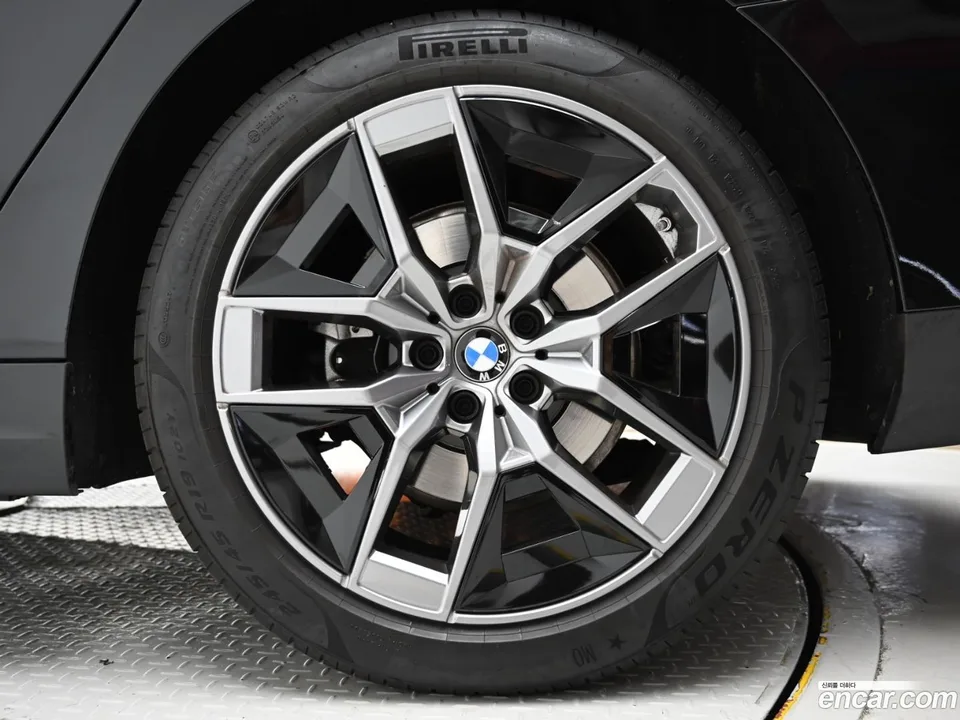 BMW 5 Series 530i xDrive 2025 — миниатюра 5