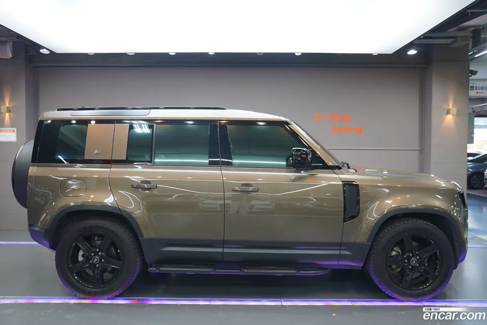 Land Rover Defender 110 D250 SE 2023 — миниатюра 2