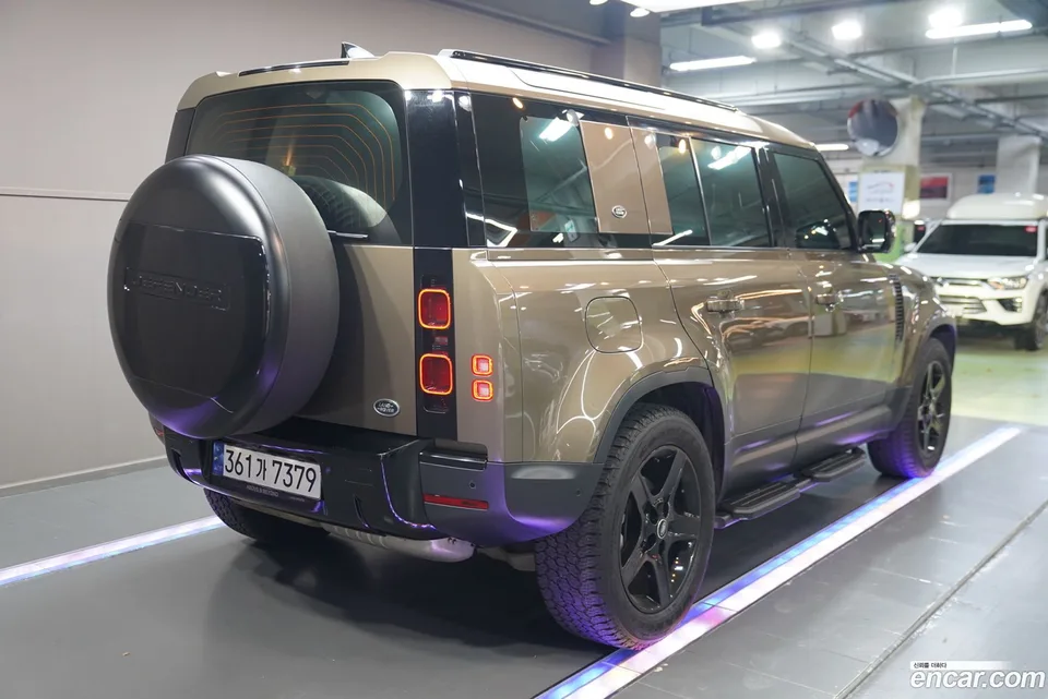 Land Rover Defender 110 D250 SE 2023 — миниатюра 3