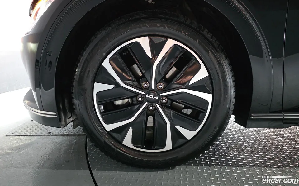 Kia EV6 2023 — миниатюра 2