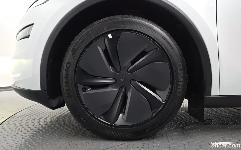 Tesla Model Y RWD 2025 — миниатюра 5