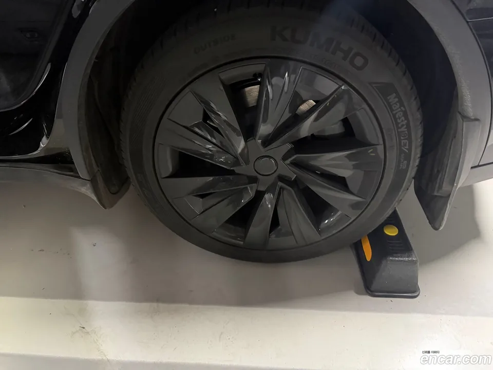 Tesla Model Y RWD 2025 — миниатюра 2