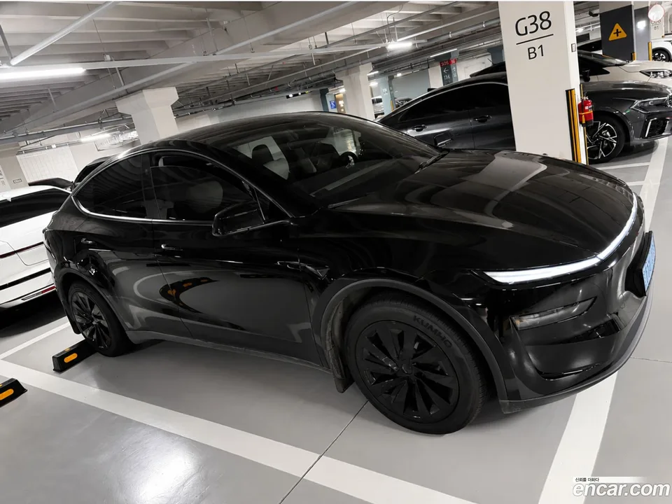 Tesla Model Y RWD 2025 — фото 1, купить с доставкой в Москву