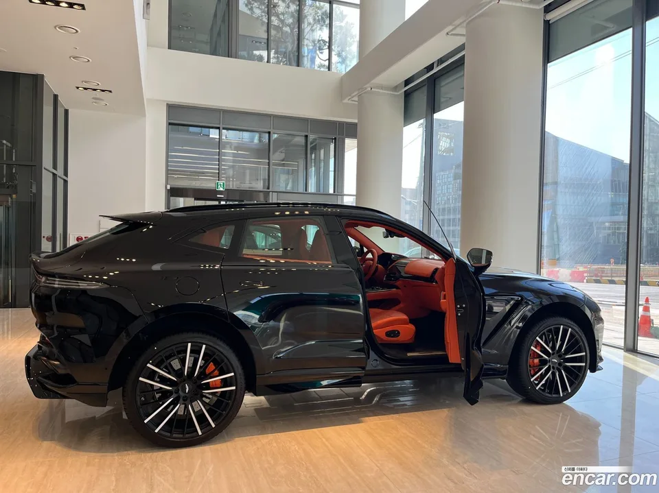 Aston Martin DBX 4.0 V8 707 2025 — миниатюра 2