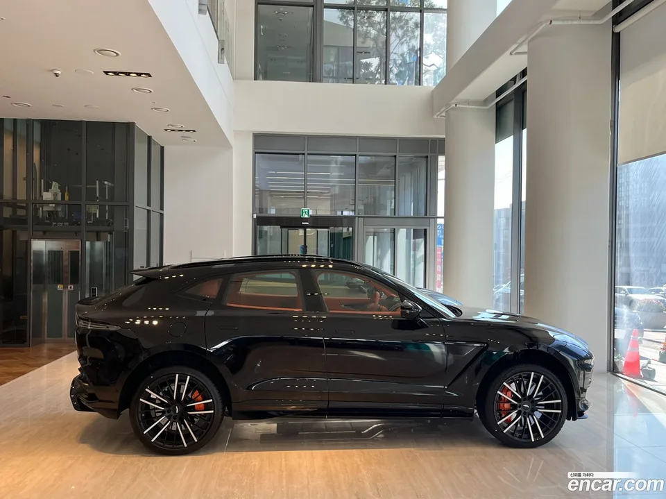 Aston Martin DBX 4.0 V8 707 2025 — миниатюра 3