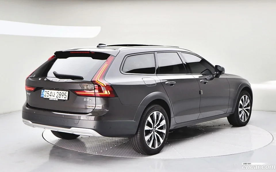 Volvo V90 Cross Country B5 AWD 2023 — миниатюра 4
