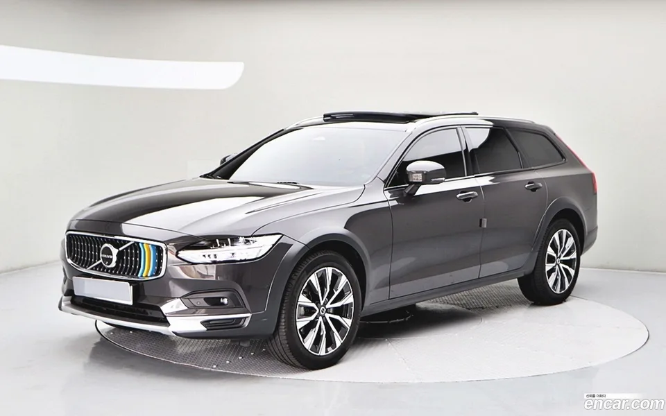 Volvo V90 Cross Country B5 AWD 2023 — фото 1, купить с доставкой в Москву