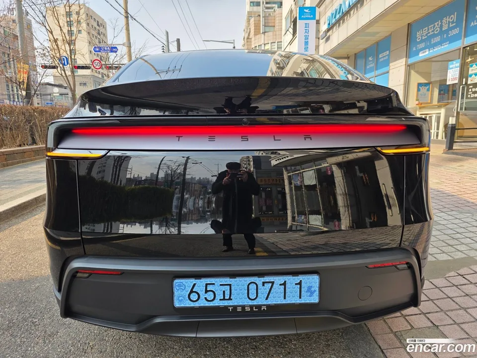 Tesla Model Y RWD 2026 — миниатюра 2