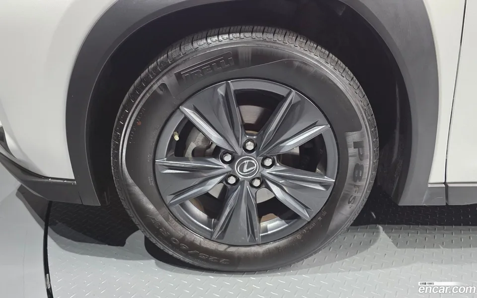 Lexus UX 250h 2.0 2WD 2023 — миниатюра 2