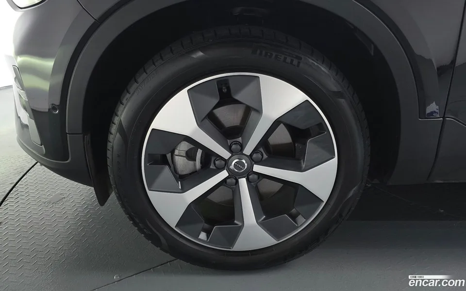Volvo XC40 B4 2023 — миниатюра 2