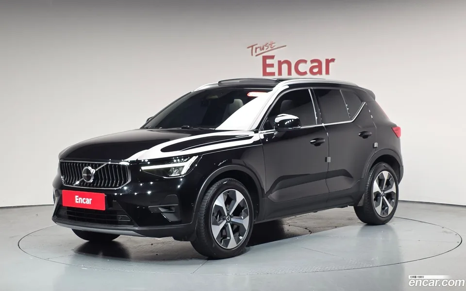 Volvo XC40 B4 2023 — фото 1, купить с доставкой в Москву