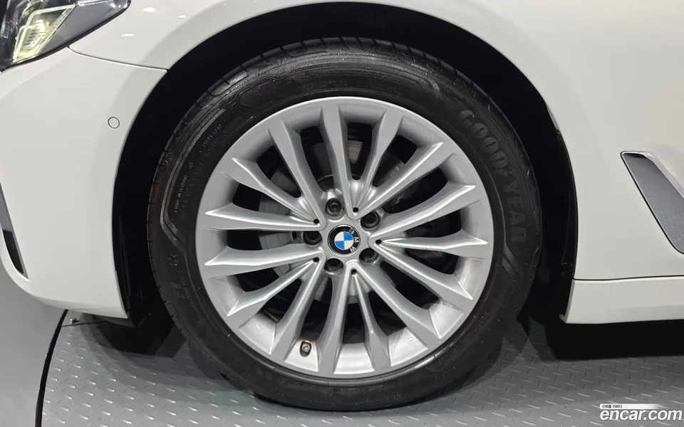BMW 5 Series 520i 2023 — миниатюра 2