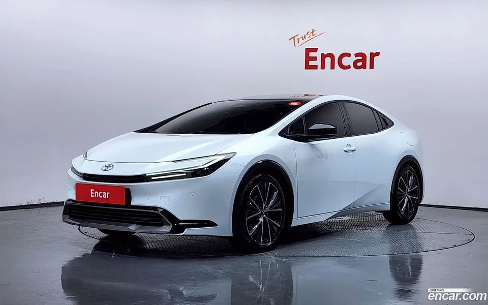 Toyota Prius 2.0 XLE 2025 — фото 1, купить с доставкой в Москву