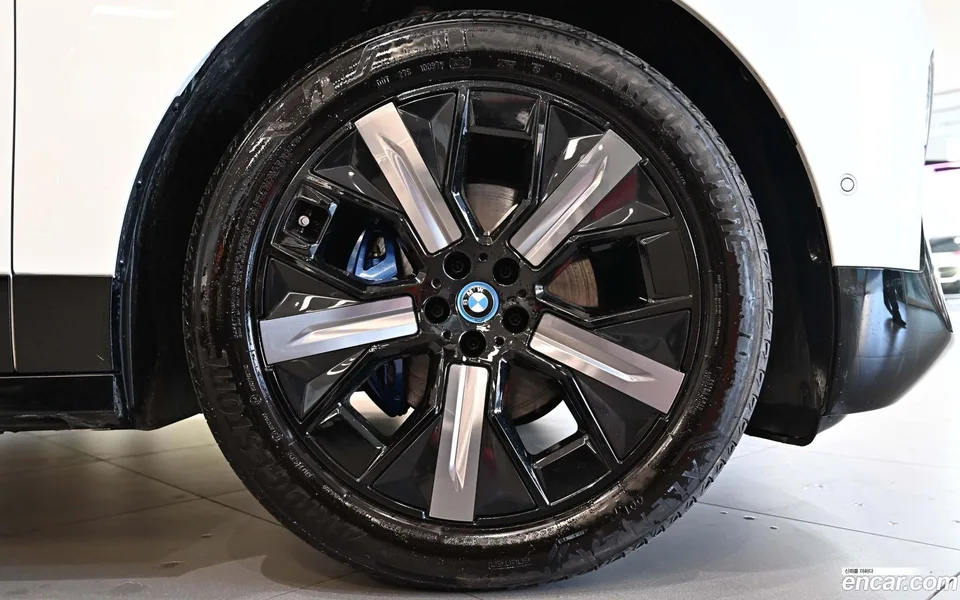 BMW iX xDrive50 2025 — миниатюра 2