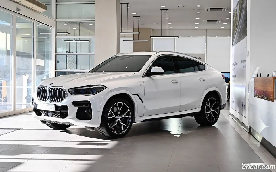 BMW X6 xDrive40i M 2023 — фото 1, купить с доставкой в Москву