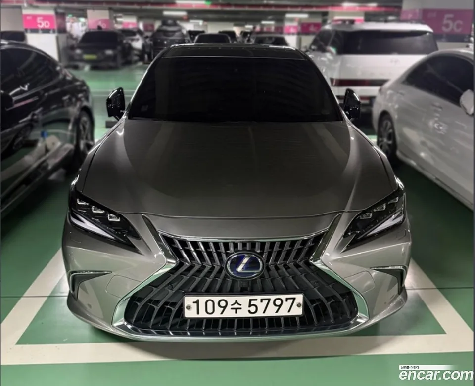 Lexus ES 300h 2022 — фото 1, купить с доставкой в Москву