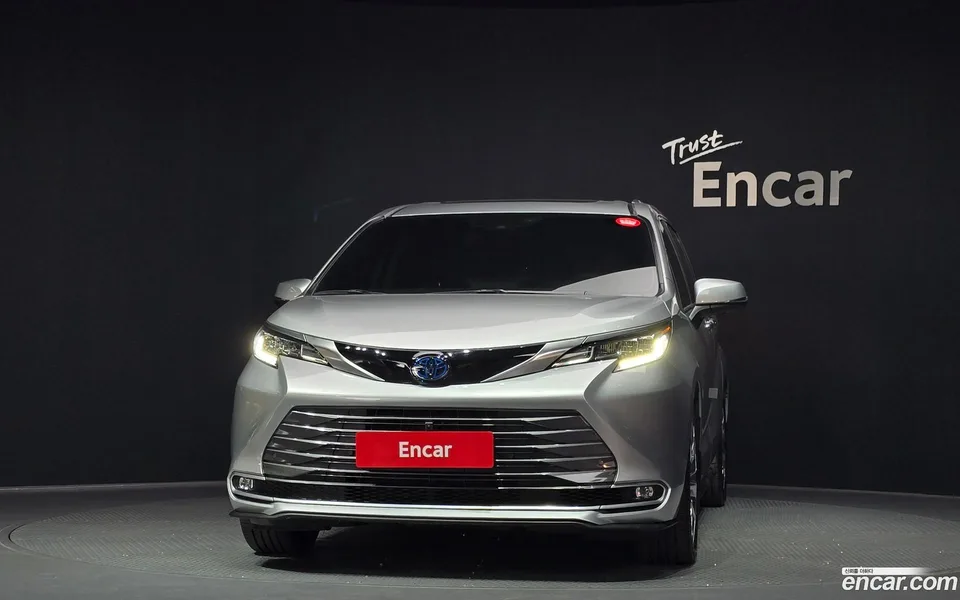 Toyota Sienna 2.5 2WD 2023 — миниатюра 3