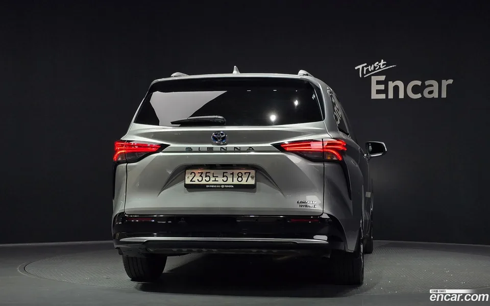 Toyota Sienna 2.5 2WD 2023 — миниатюра 4