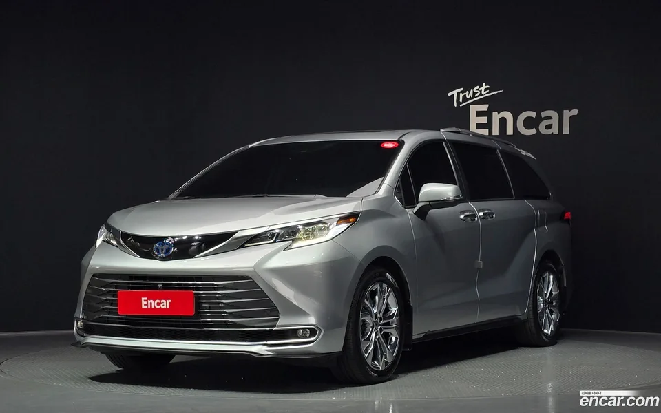 Toyota Sienna 2.5 2WD 2023 — фото 1, купить с доставкой в Москву
