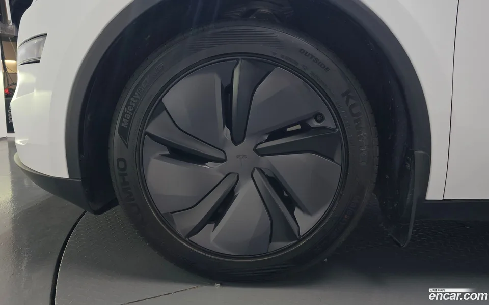 Tesla Model Y AWD 2025 — миниатюра 2