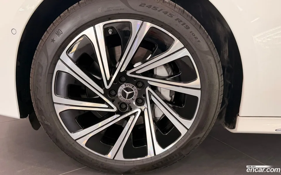 Mercedes-Benz E-Class E300 4MATIC 2024 — миниатюра 2