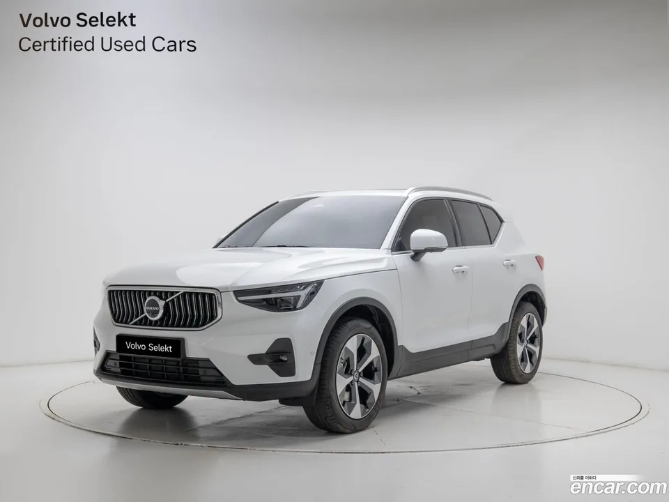 Volvo XC40 B4 2025 — фото 1, купить с доставкой в Москву