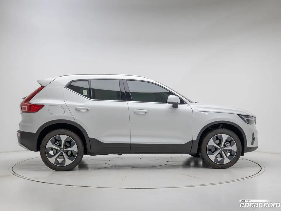 Volvo XC40 B4 2025 — миниатюра 4
