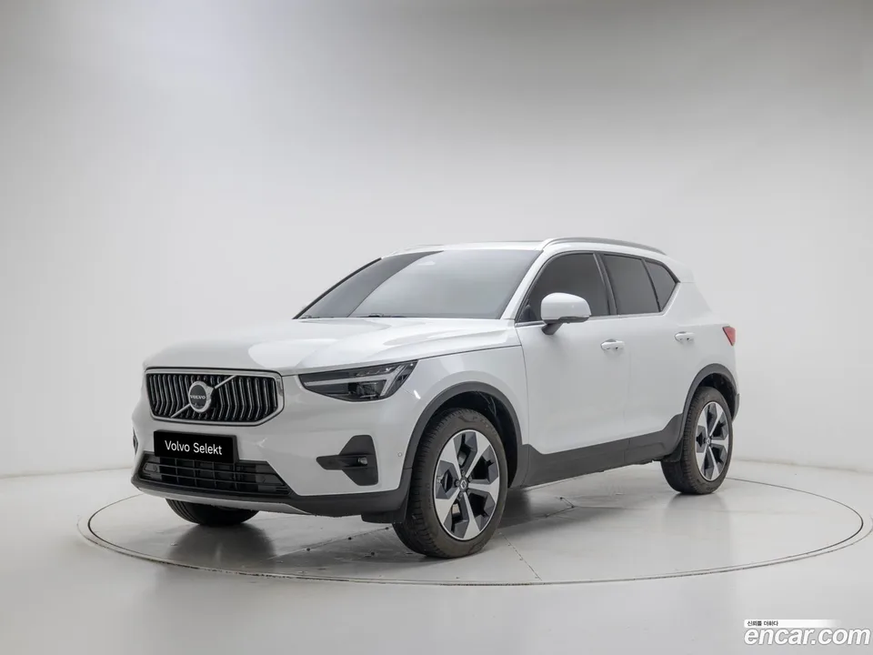 Volvo XC40 B4 2025 — фото 1, купить с доставкой в Москву