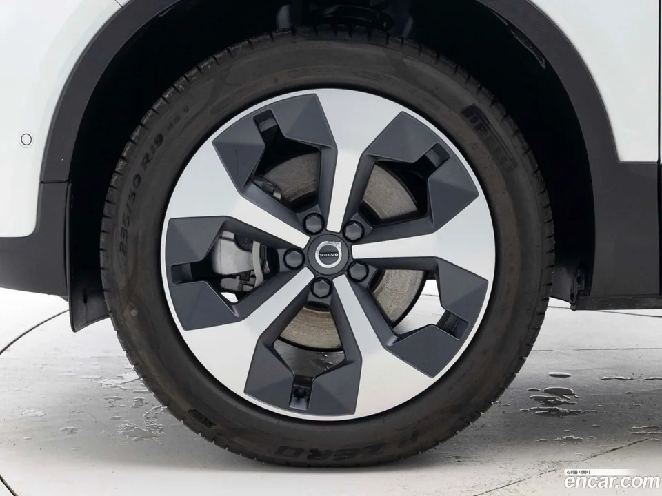 Volvo XC40 B4 2025 — миниатюра 2
