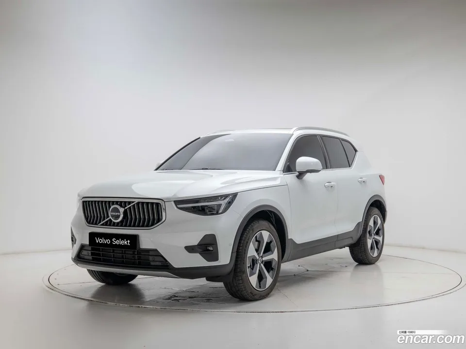 Volvo XC40 B4 2025 — фото 1, купить с доставкой в Москву