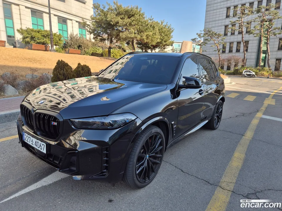BMW X5 M60i 2024 — фото 1, купить с доставкой в Москву