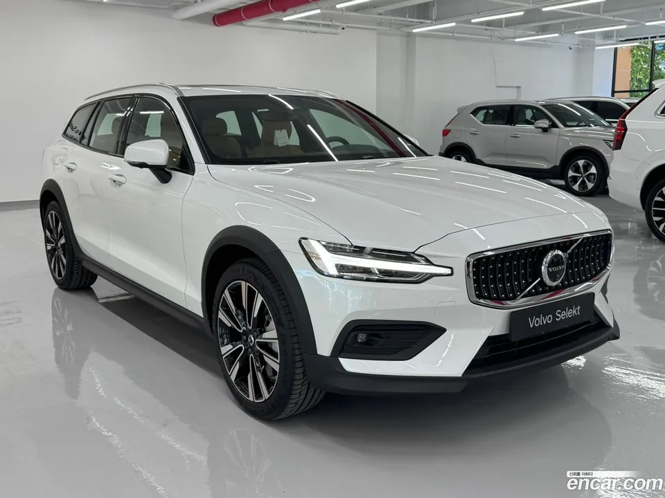 Volvo V60 Cross Country B5 AWD 2025 — фото 1, купить с доставкой в Москву