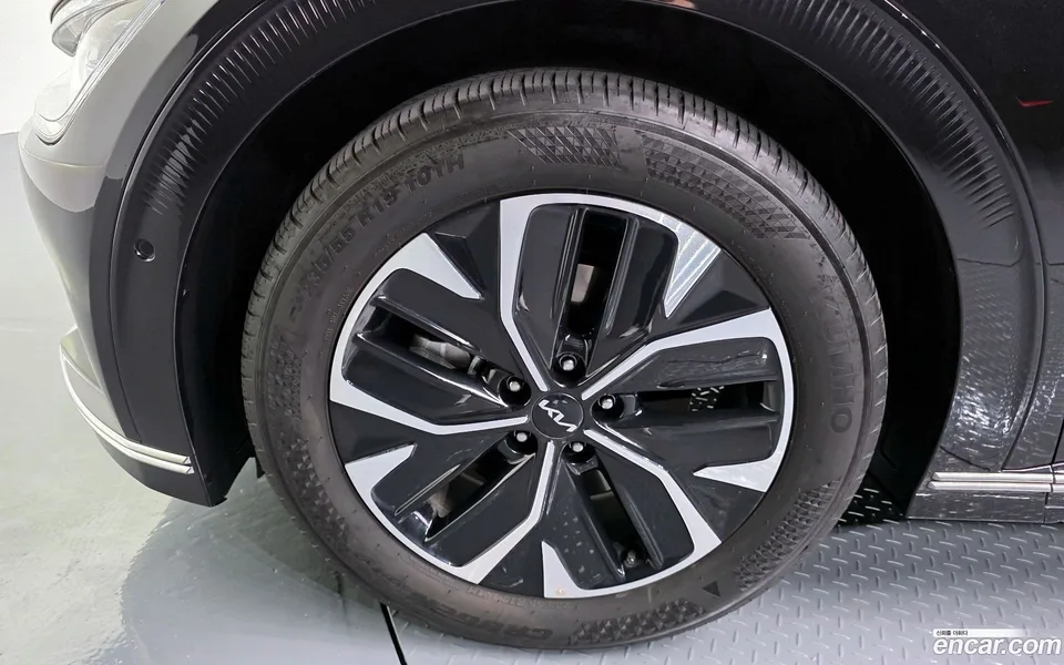 Kia EV6 2023 — миниатюра 2