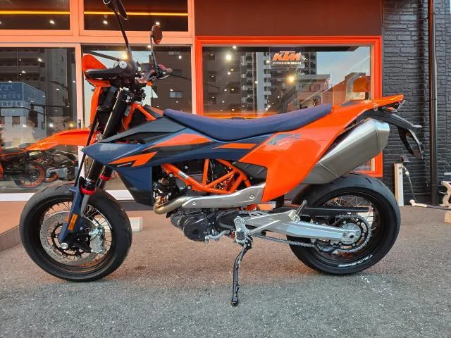KTM 690SMC R 2026 — миниатюра 2