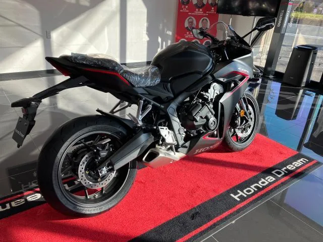 Honda CBR650R E-Clutch 5.0TFT 2024 — миниатюра 2