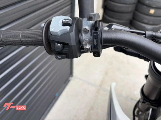 Suzuki DR-Z4SM USB 2025 — миниатюра 5