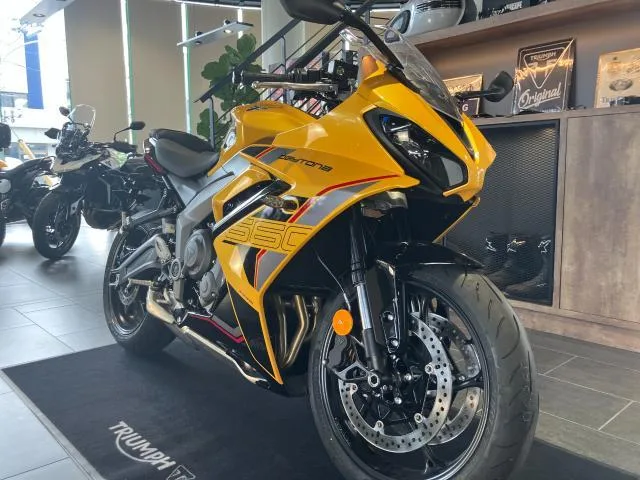 TRIUMPH 660 COSMIC YELLOW/SAPPHIRE BLACK 2026 — миниатюра 2
