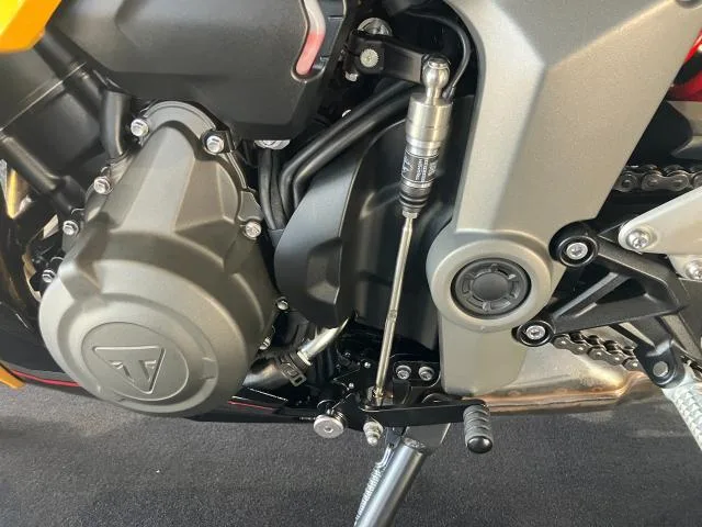 TRIUMPH 660 COSMIC YELLOW/SAPPHIRE BLACK 2026 — миниатюра 4