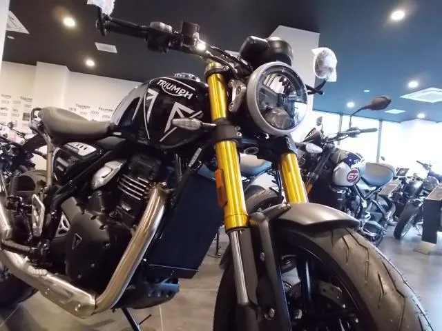 TRIUMPH 400 2025 — миниатюра 2