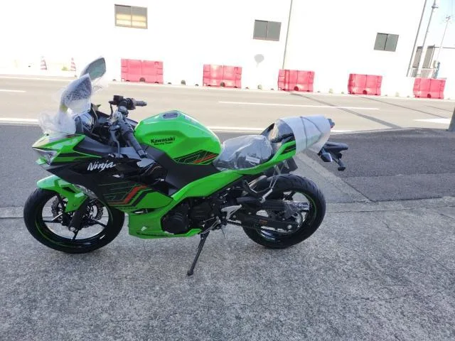 Kawasaki Ninja 400 KRT 2 2024 — миниатюра 5