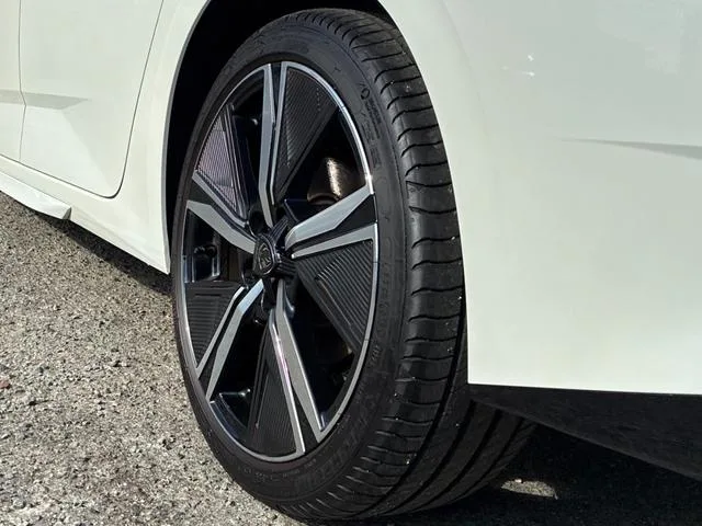 Peugeot 308 SW GT BLUE HDI 2023 — миниатюра 2